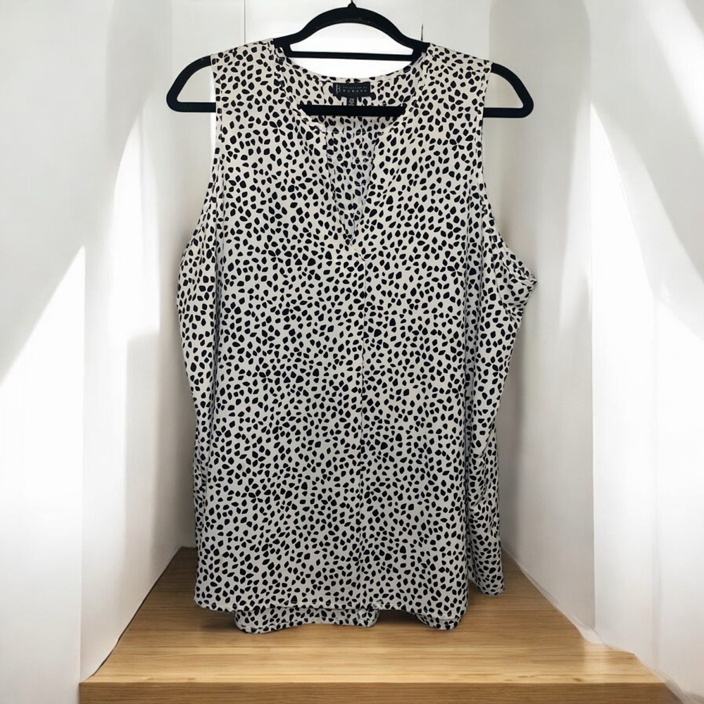 Bobeau Sleeveless Black and White Blouse - Picture 6 of 7